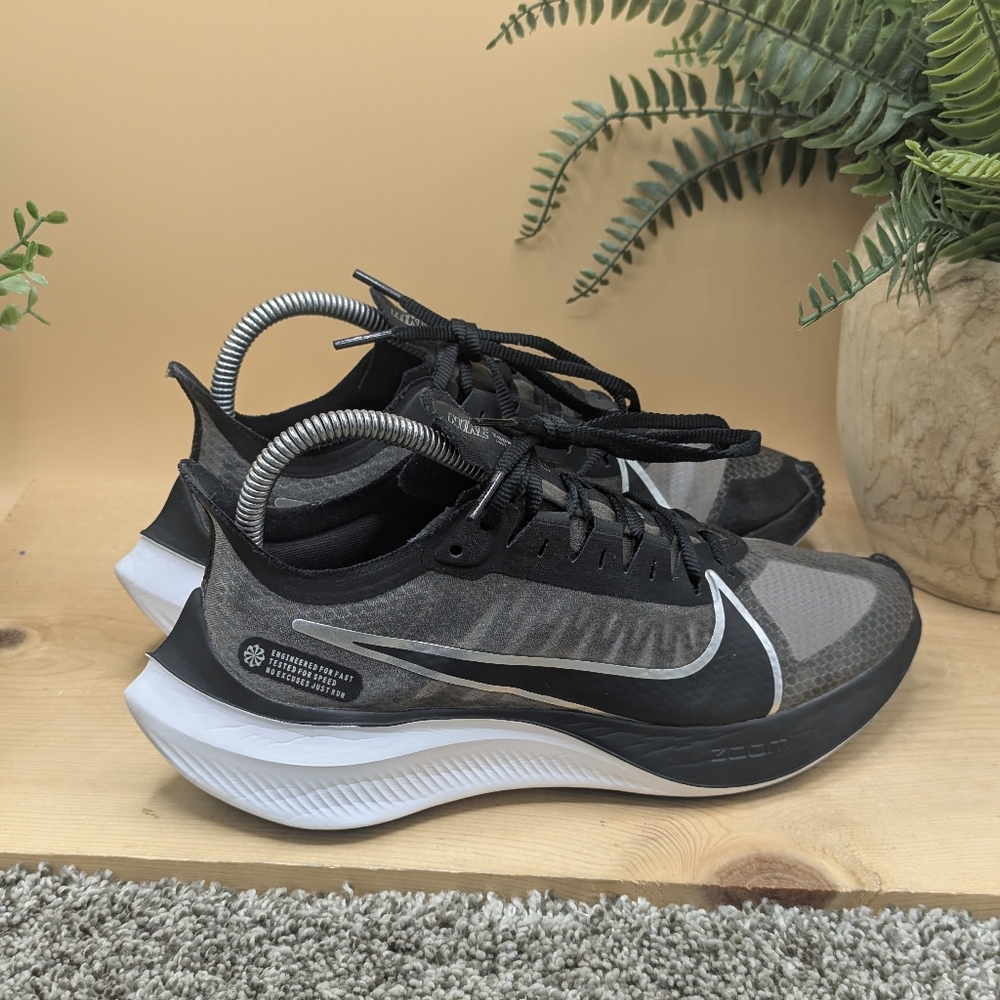Nike Invincible Zoom Gravity 3 Women's Size 8 Running Shoes Casual Walking